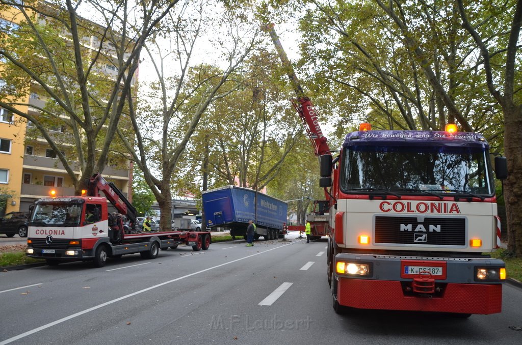 LKW verliert Auflieger Koeln Boltensternstr Pasteurstr P1976.JPG